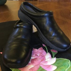 Merrell  Black Leather Clogs size 8 C11